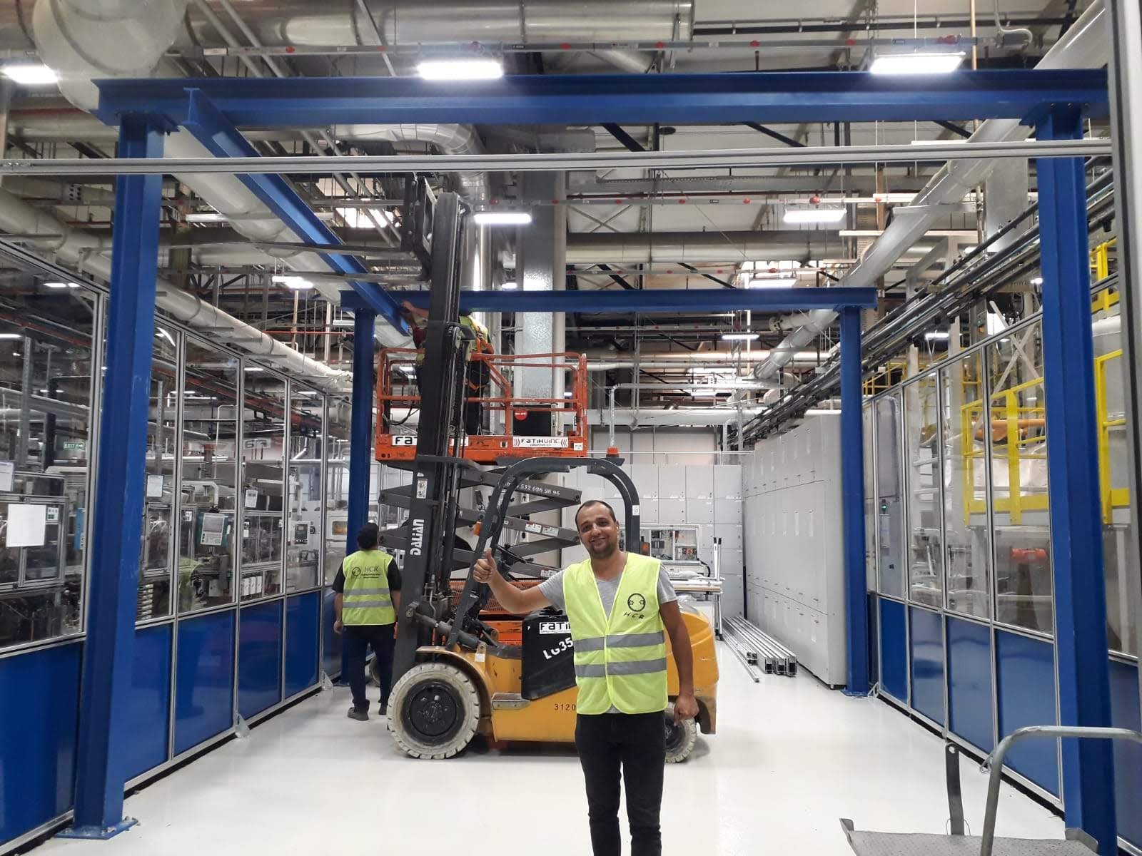 Üretim hattında çelik taşıyıcı yapı