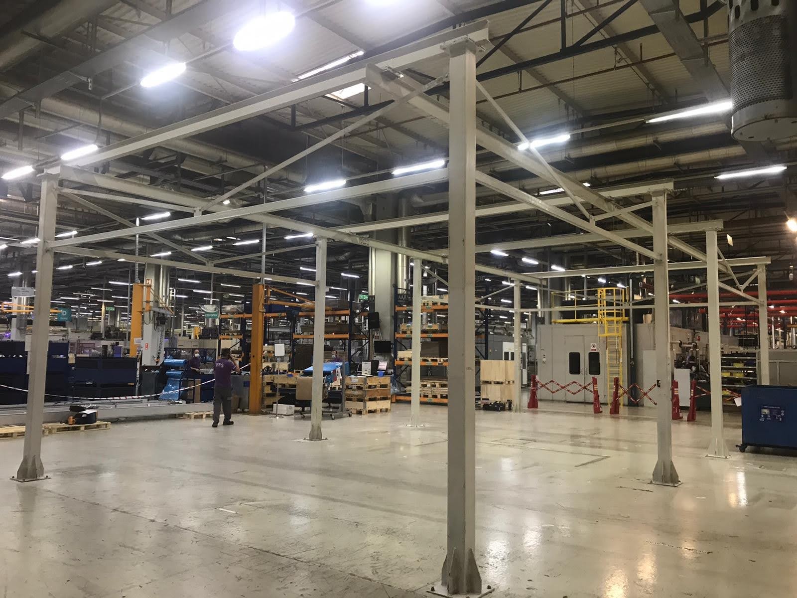 Üretim alanında ray taşıyıcı yapı